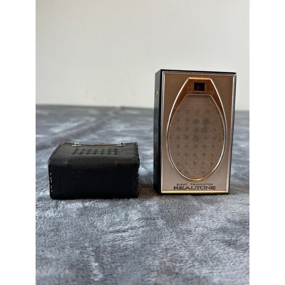 Vintage mid-century Realtone transistor AM radio and leather carrying case works - Picture 3 of 12